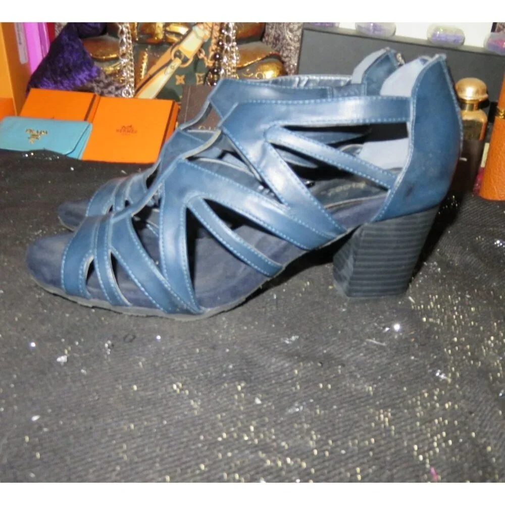 BOGO Easy Street Navy Faux Vegan Leather Caged Heeled Sandals sz 9.5 Super flex